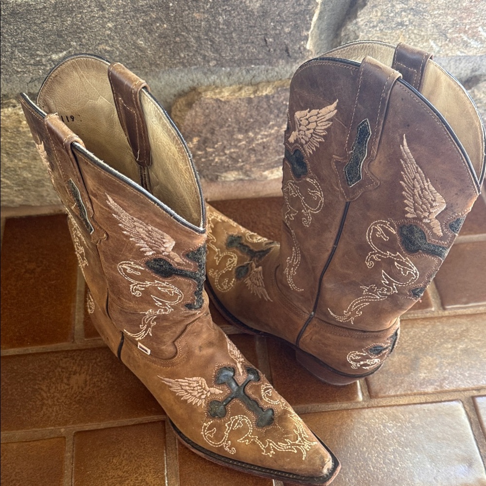 Winged Embroidery Tan Heeled Boots